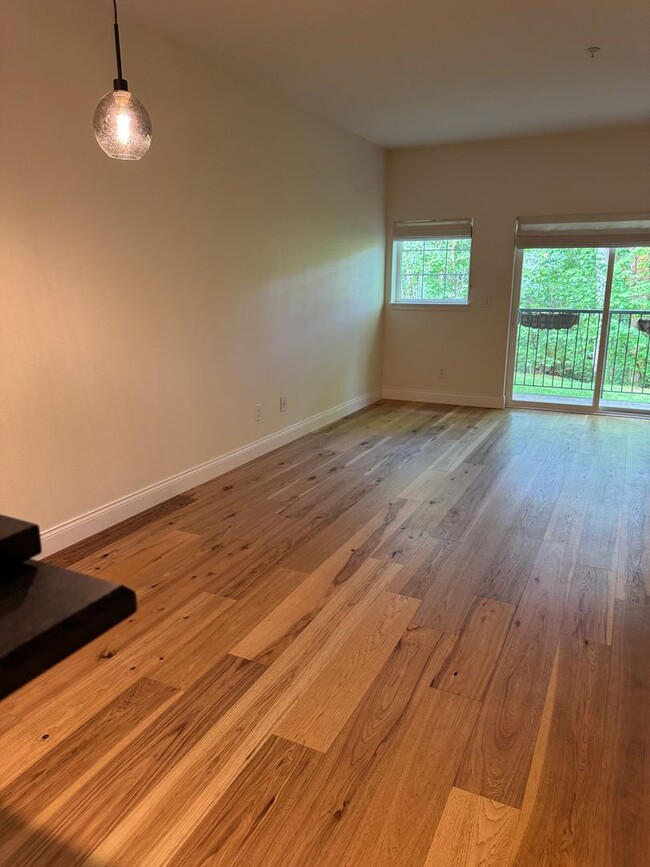 Building Photo - Gorgeous Townhome with W/S/G AND Gas!