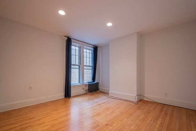 Building Photo - 2 Newport Rd