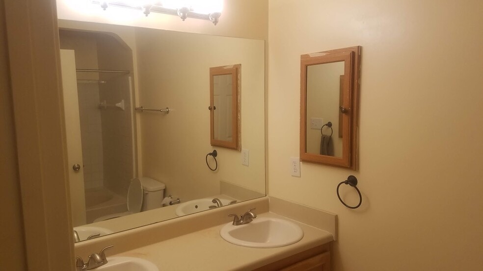 Building Photo - 290 Riverbend Dr
