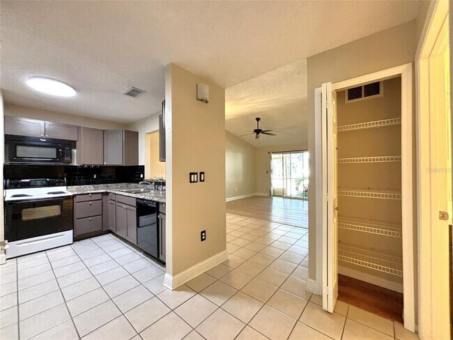 Building Photo - 3217 Queen Palms Ct