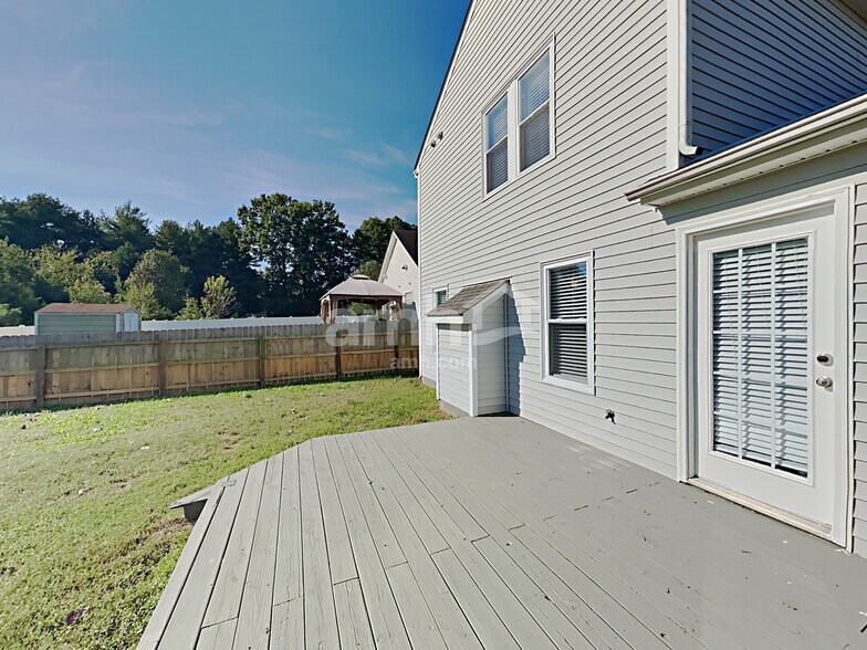 Building Photo - 2011 Astoria Dr