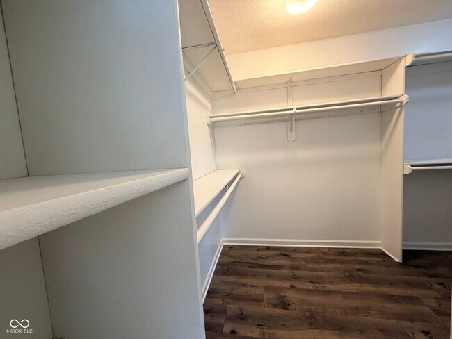 Building Photo - 1351 Woodpond N Roundabout