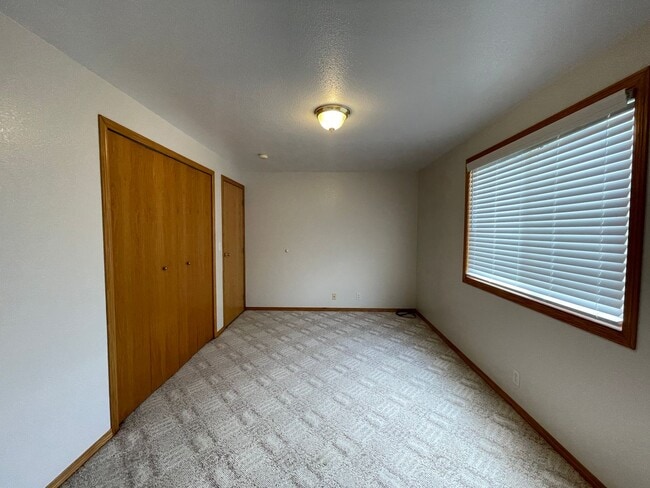 Building Photo - 1399 Chickadee Ct