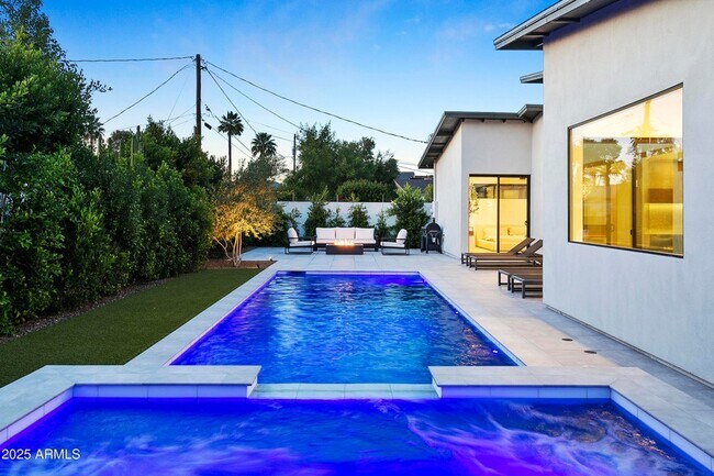 Building Photo - 4002 N 33rd Pl