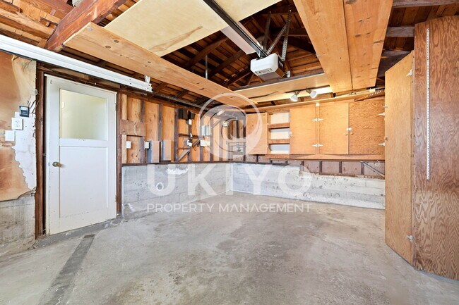 Building Photo - 133 Hilltop Crescent