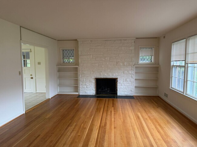 Building Photo - 9220 Quintana Dr