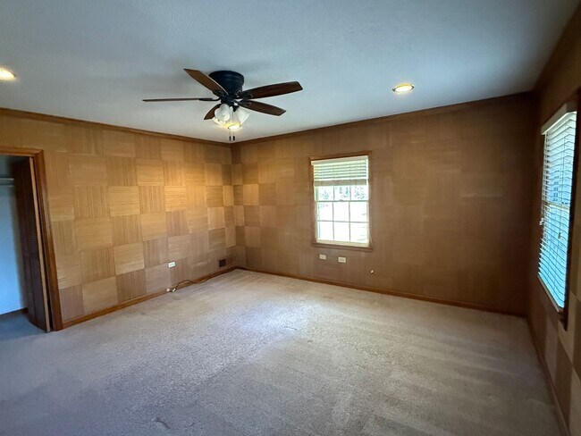 Building Photo - Pinson - Open Floor Plan with Large Living & Family Rooms 2 Bedrooms 2 Bath over 2500 sqft