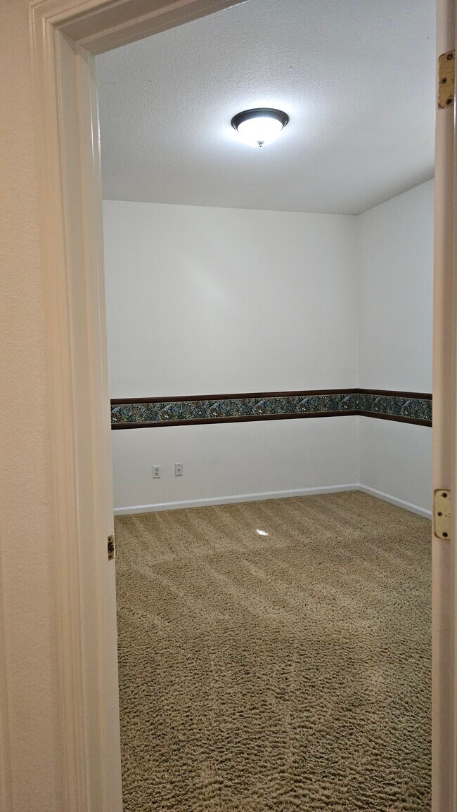 Building Photo - 5012 Crest Dr