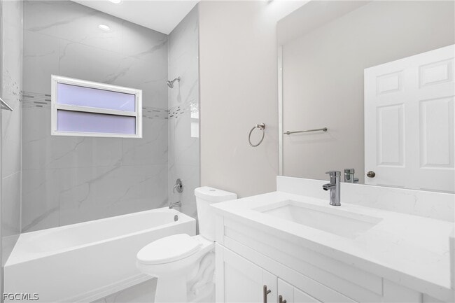 Building Photo - 725 Lamar St E