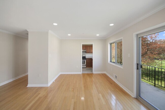 Building Photo - 10619 Weymouth St