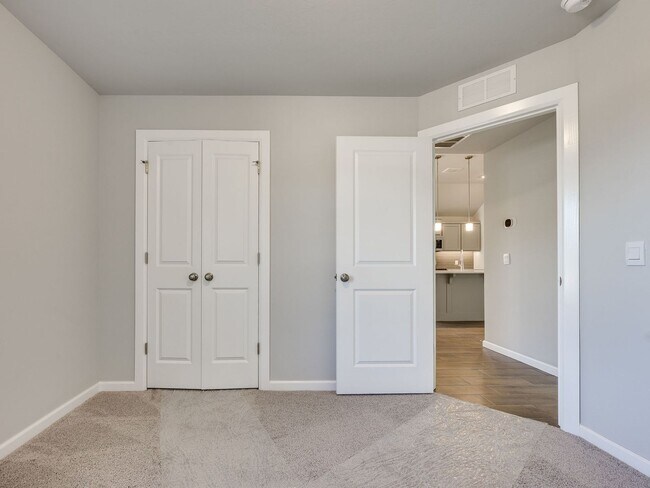 Building Photo - Must See!!