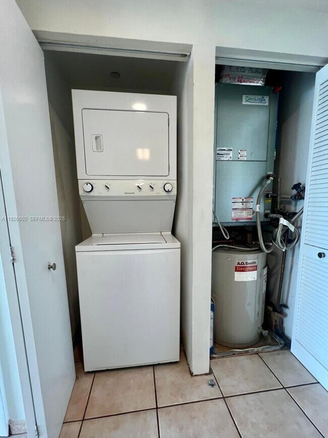 Building Photo - 2475 Brickell Ave