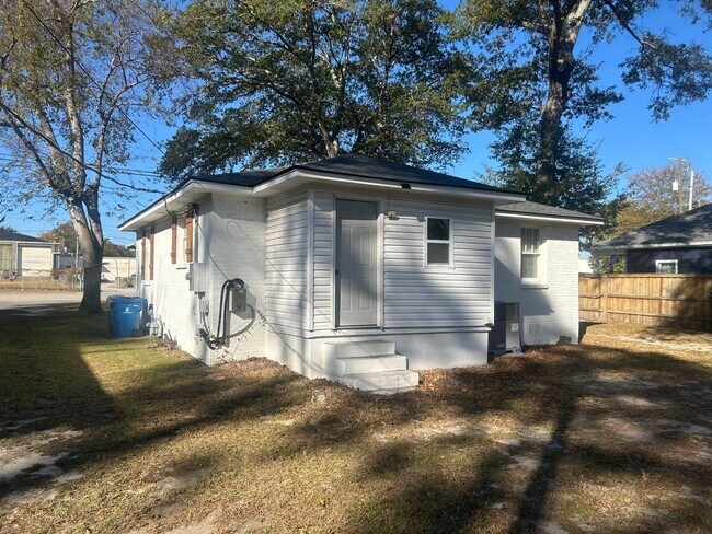 Building Photo - 803 Center St