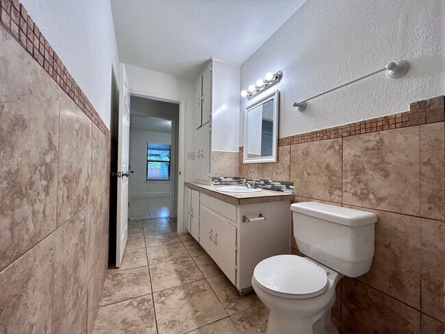 Building Photo - 6200 Palm Cir