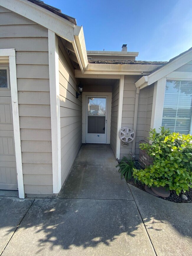 Building Photo - 3BR/ 2BA Updated Home!