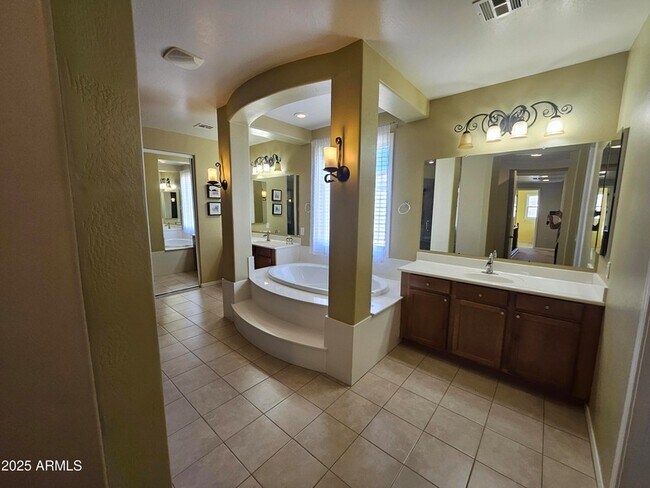 Building Photo - 3216 S Cottonwood Dr