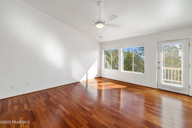 Building Photo - 2049 Meadowbrook Rd