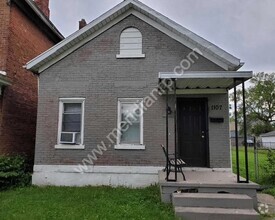 Building Photo - 1107 Summit St