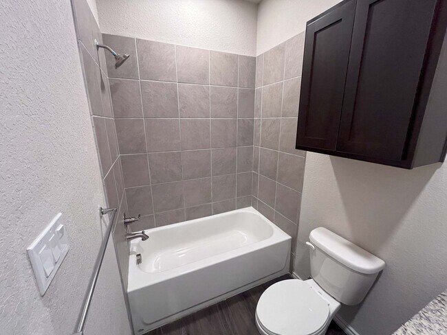 Building Photo - Available NOW, No Carpet, Ceiling Fans, La...
