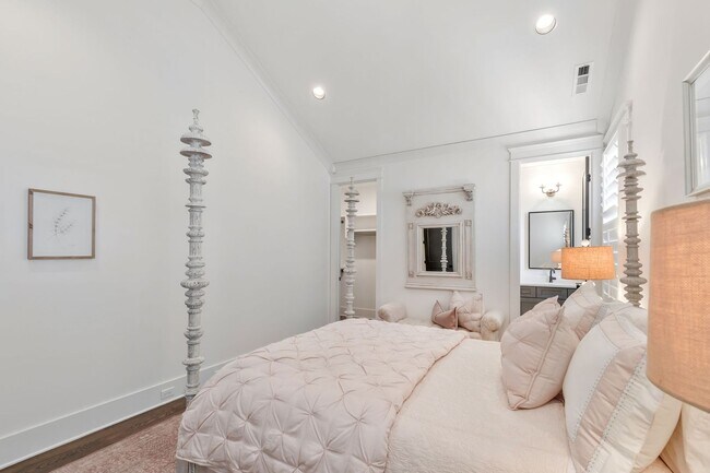 Building Photo - 5 Bedroom Home with Luxury Finishes in West End