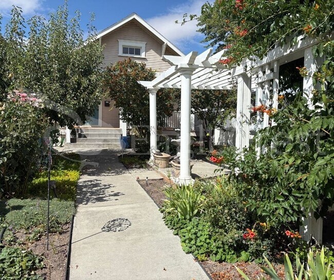 Primary Photo - Three Bedroom, Two Bathroom House Near Sha...
