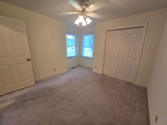 Building Photo - Quiet Neighborhood- Large Lot- Shed- Enclosed Sunroom! Community Pool & Tennis Courts!