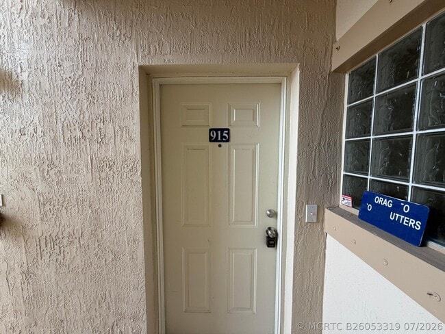 Building Photo - 1095 Golden Lakes Blvd