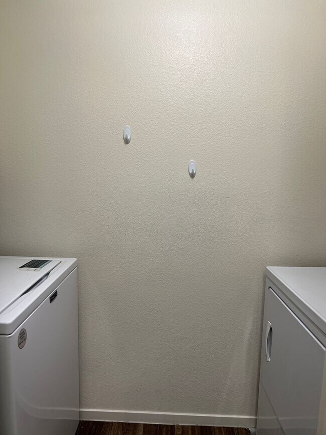 Building Photo - Cute Lower Level Condo
