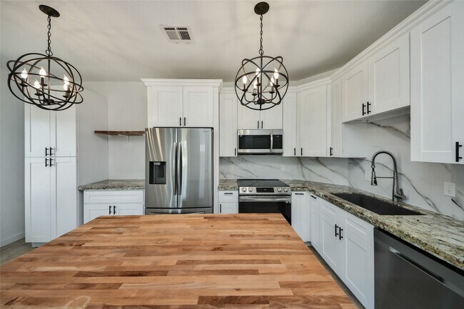 Building Photo - 450 Rd 5512