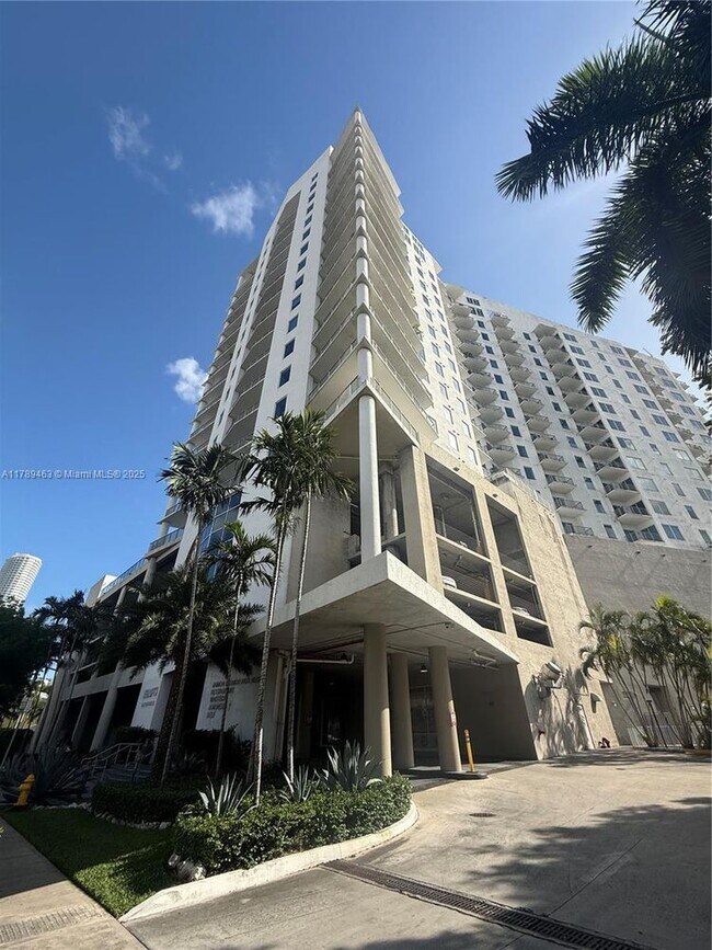 Building Photo - 10 SW South River Dr