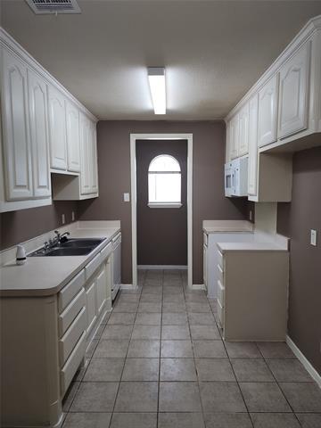 Building Photo - 8114 W Elizabeth Ln
