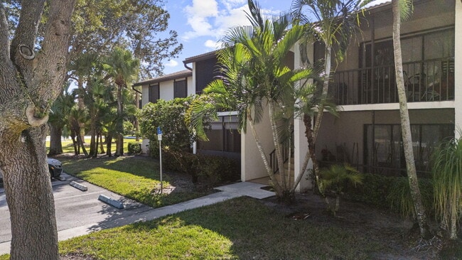 Building Photo - 2025 SW Silver Pine Way