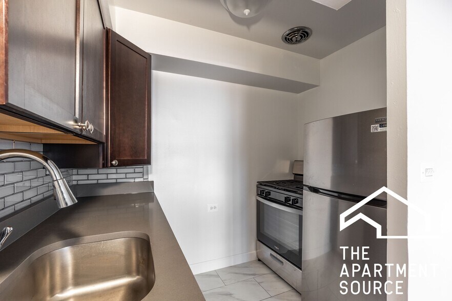 Building Photo - 6831 N Greenview Ave