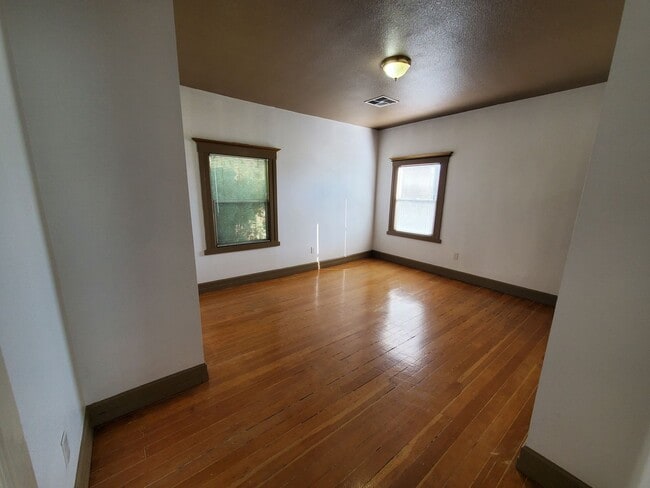 Building Photo - STUNNING 1BD/1BA IN A  FIVEPLEX IN EAST SA...