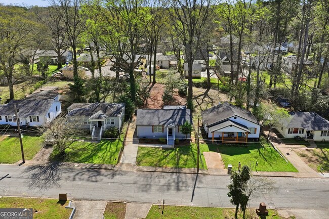 Building Photo - 250 Maple St