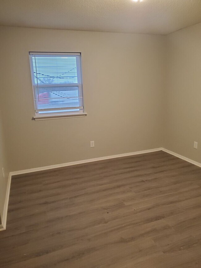 Building Photo - 734 Demaret Dr