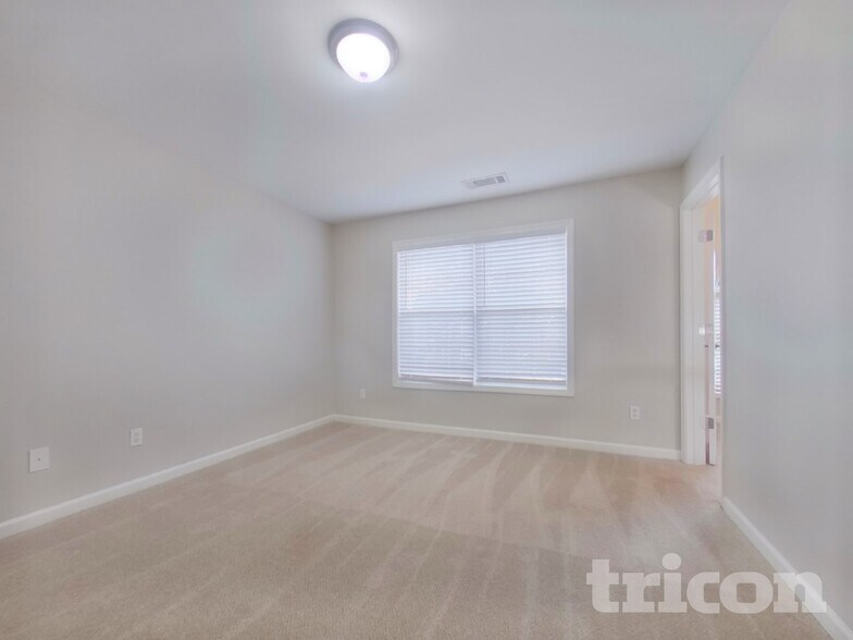 Building Photo - 1228 Saxony Dr SE