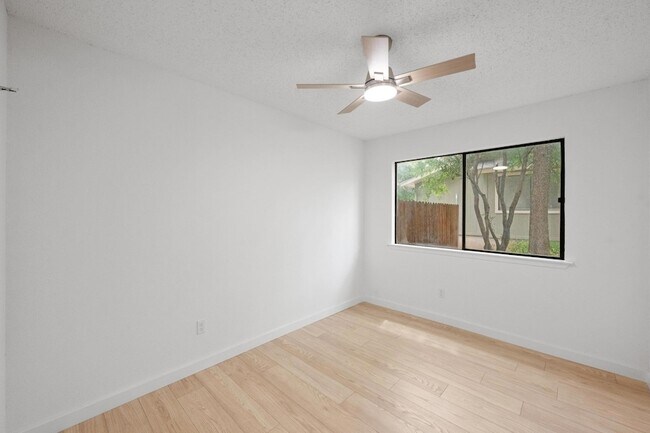 Building Photo - 3807 Rolling Hill