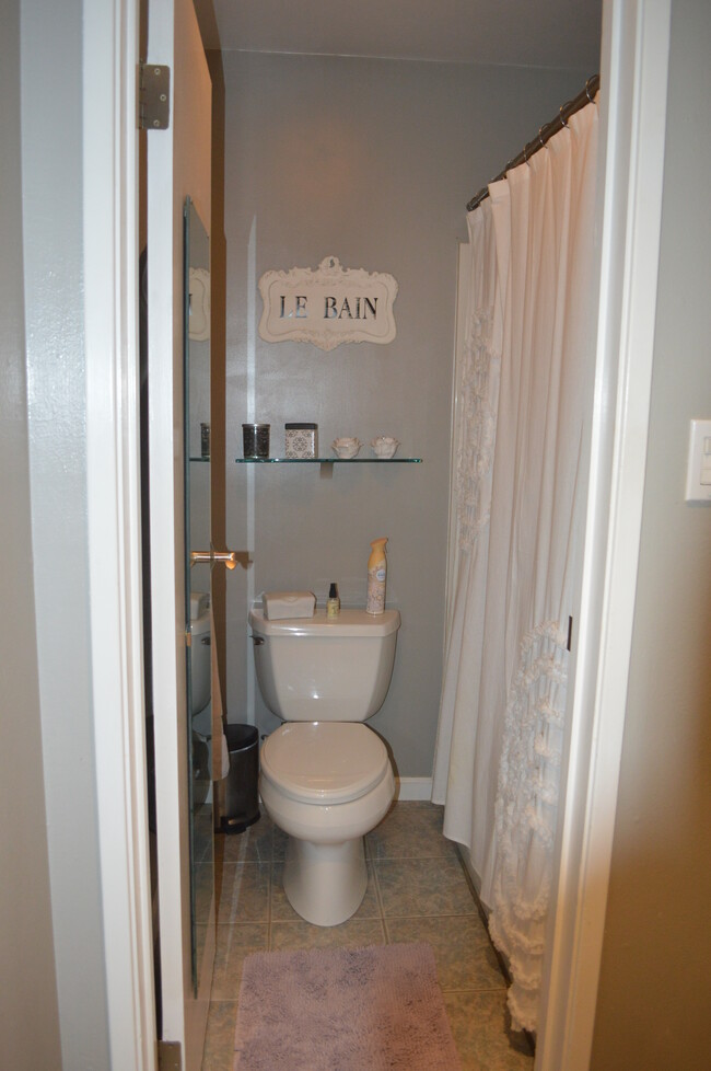 bathroom - 816 N Delaware St