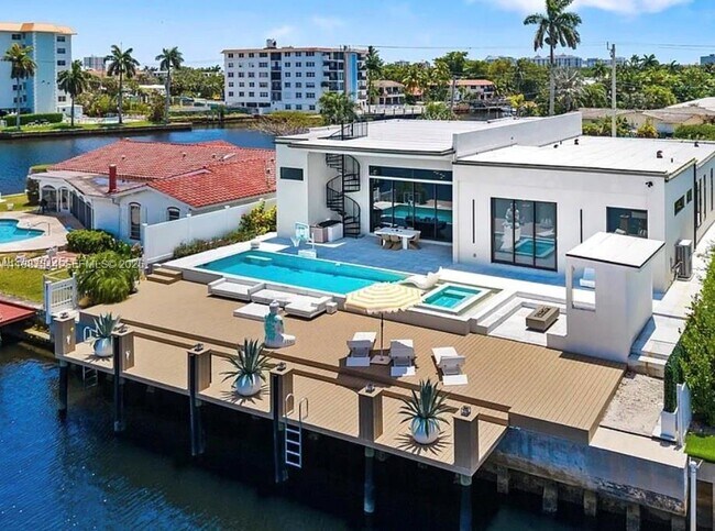 Building Photo - 2225 NE 19th St