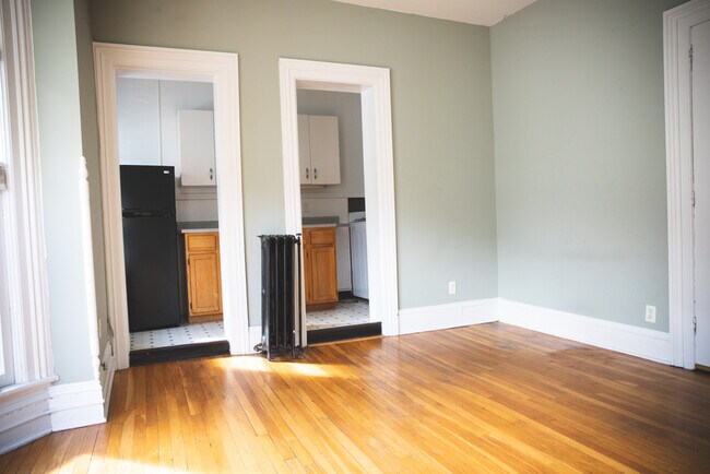 Building Photo - The Colonial Apartments