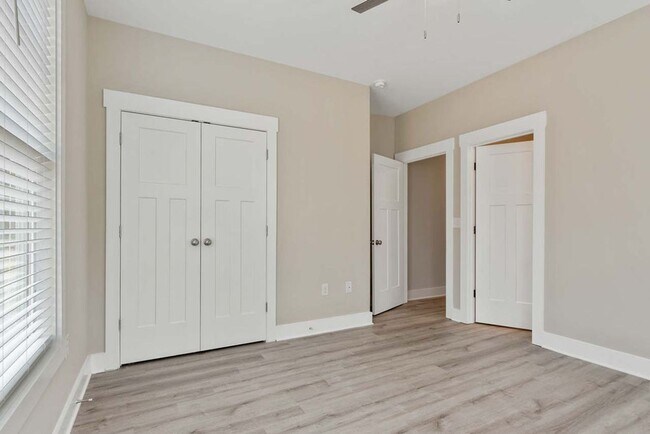 Building Photo - MUST SEE! 2 Bed / 2 Bath End Unit in Raleigh