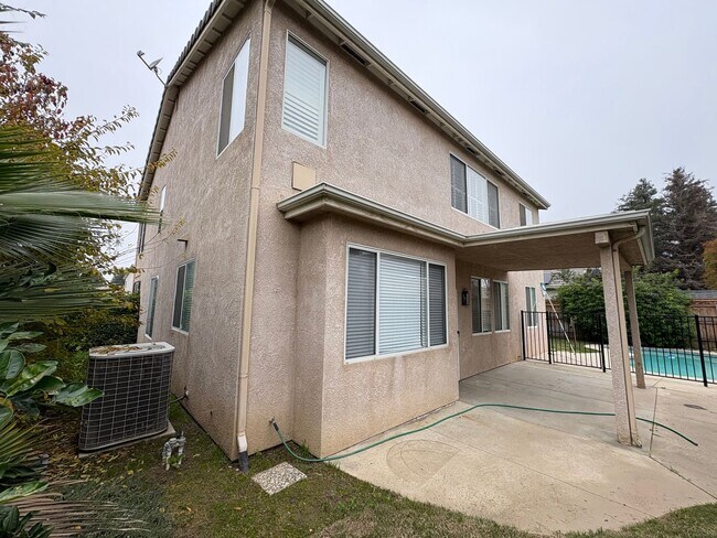 Building Photo - Spectacular home available now in a great neighborhood!