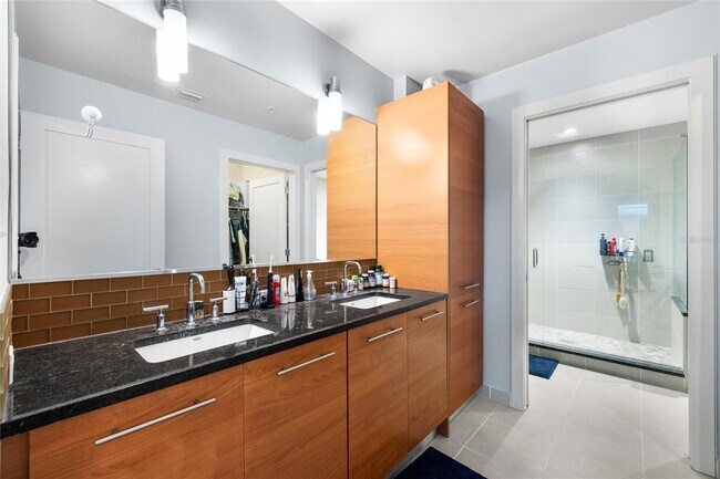 Building Photo - 400 4th Ave S