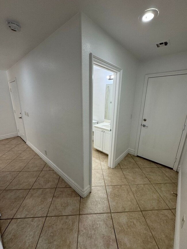 Building Photo - STUNNING 2 STORY HOME IN A GUARD GATED COM...
