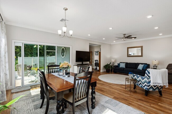 Building Photo - 3 BED 2 BATH in Newberry with Den Space