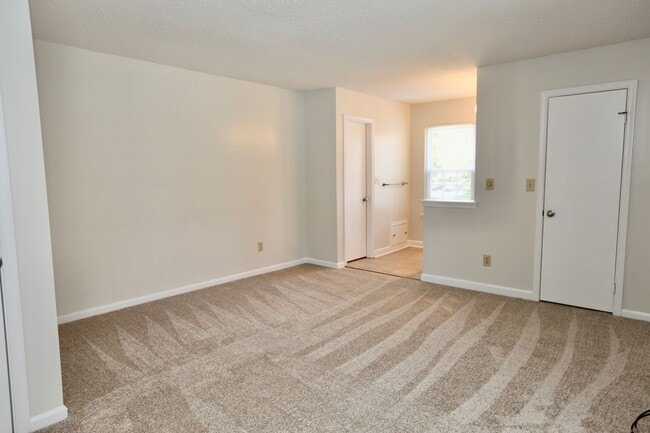 Building Photo - Updated & Ready 11-06-25! Charming Condo i...