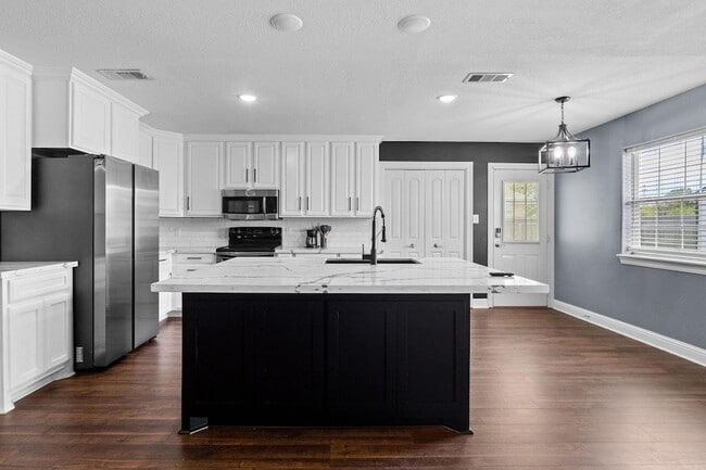 Building Photo - 685 Winchester Dr