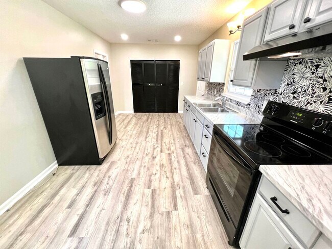 Building Photo - 804 W 2nd St