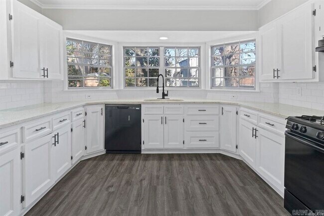 Building Photo - 2014 W Lakeview